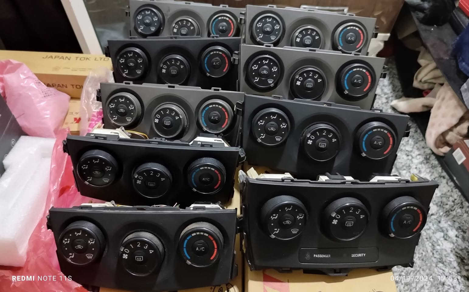 السلام عليكم.. غراض كورلا للبيع يوجد توصيل كل مكان... ***********
1/يدة باب اصليه تفصيخ داخلية 15الف... 
2/قفل جنطة كهربائي 25الف.. 
3/لاستيك. اصابع خلفيات خليجي تخم. 15الف.. 
4/سيوف دشبول ايطارات تجاري 15الف واصلي 25الف..،
5/حصيرة جنطة كورلا من 2011ل2013 ب20الف.. 
6/تحكم تبريد فرارات  30الف... 
7/جوين تبخير كورلا خليجي  15الف... 
8/فسفورات لد دعامية خلفية زوج15الف... 
9/بك لايتات تخم تجاري 70الف... 
10/لايتات خليجي من 2009ل2013سعر زوج 70الف... 
11/بطاين جاملغ.. 30الف زوج... 
12/قبغ محرك امريكي 25الف... 
13/بلوجتكرات زوج. كزاز 15الف... 
14/شباك امامي مع العلامة 35الف.. 
15/بلك. ليزري امريكي 40الف... 
16/نيكل نهاية الباب تخم 30الف...
