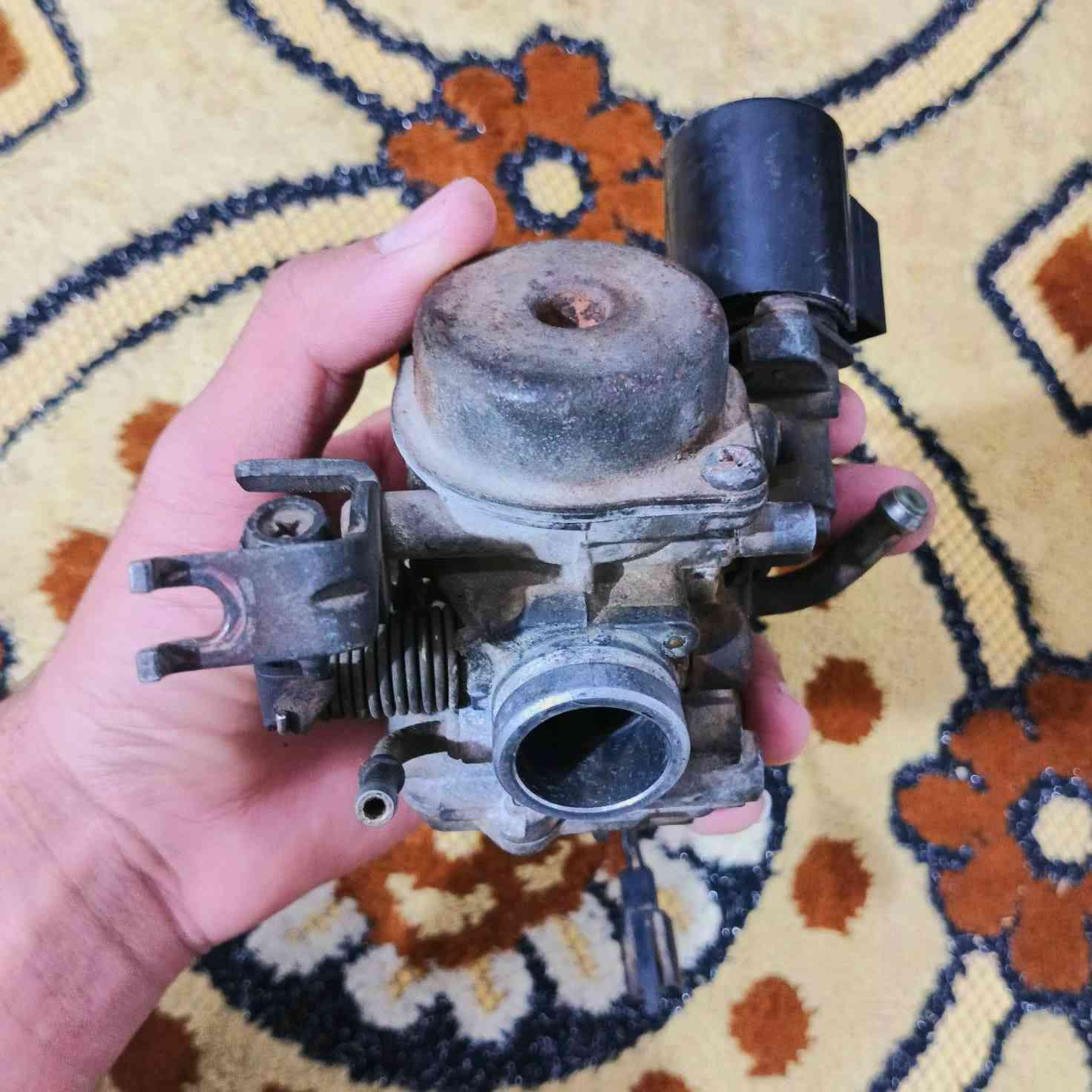 سلام عليكم اخوان هاي كفرات كفرات كفرات للبيع كفرات لون اسود جارده نضافه ونصبه كدامك كامله مكمله وكابريتر رمبه مال حاويه الاصليه  سعر خاص ***********
