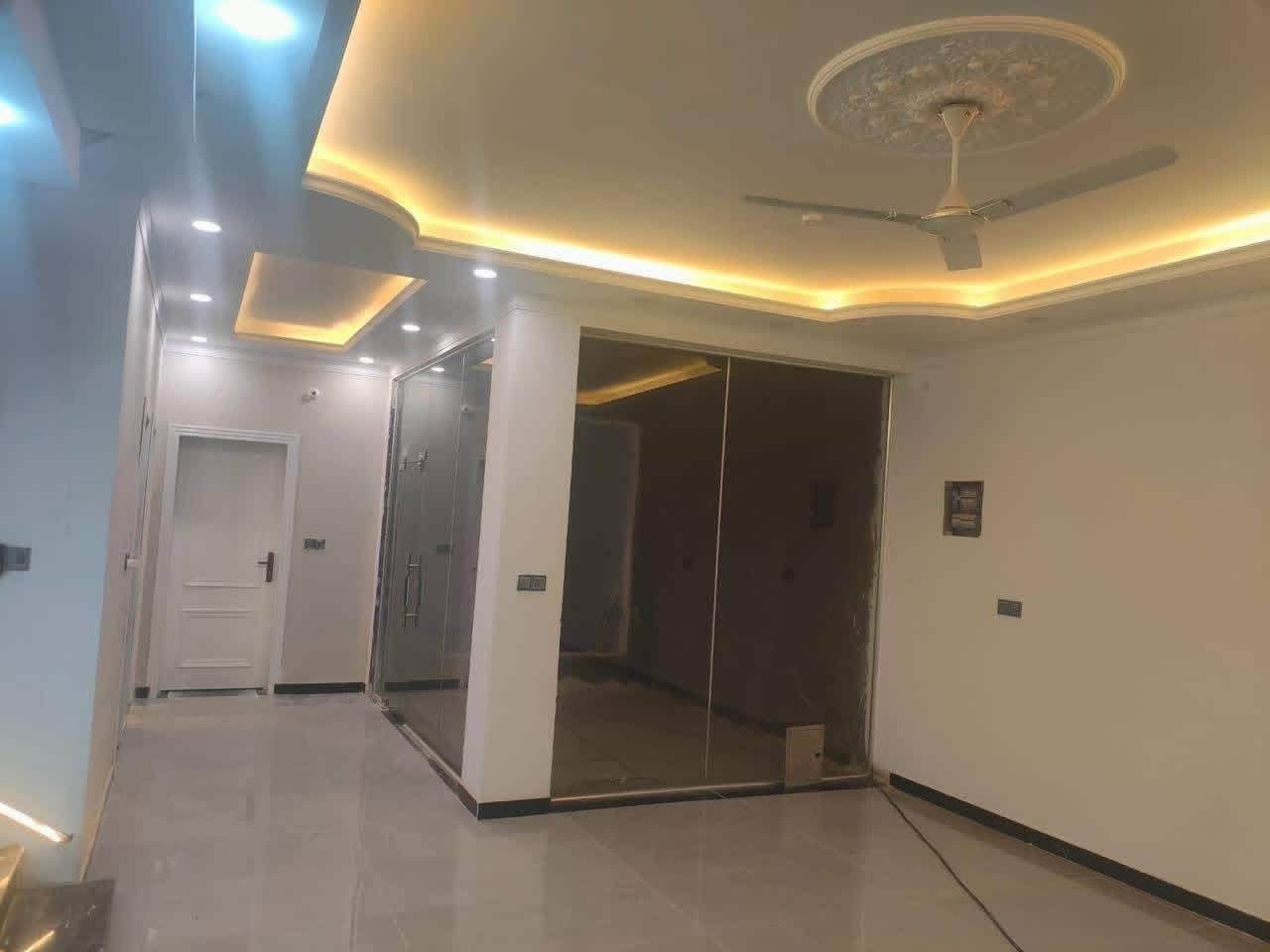 بيت للبيع 250متر خلف مطعم حياوي البيت كلش مرتب🩵

حديث بناء درجه اولى 

استقبال 

وصاله

وغرف نوم عدد 2

ومطبخ حار وبارد 

وصحيات داخليه وخارجيه عدد3

حديقة 

كراج 

البيت تستلم مفتاح ابواب كامله جام مفرغات 

كلشي كامل  ويسلمك محجر درج تستلم مفتاح 

الاستفسار 

***********

***********

او مراجعة مكتبنا الكان في الديوانية الجزائر شارع المطاعم قرب صيدليه عالم الدواء اذا ارت بيع عقار او بناء اوترميم اوتنفيذ ما عليك فقط مراسلتنا 

المطور العقاري
