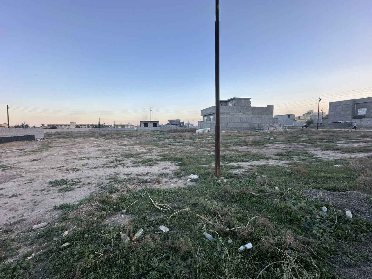 توجد قطعة ارض للبيع مساحة 200 متر في منطقة البعلكةخلف مدرسة الرحمة في منطقة البعلكة للمزيد الأتصال على الرقم ***********
