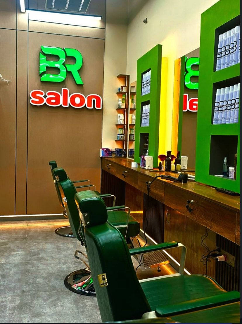 مطلوب حلاقين محترفين للعمل في مركز BR الرياضي  والترفيهي الكائن في منطقة زيونة بالقرب من مول دريم ستي  
للاستفسار *********** يرجى الاتصال اما على الخط او على الواتس اب 
ويفضل ان يكون الحلاق من المناطق القريبة من زيونة ان وجد
