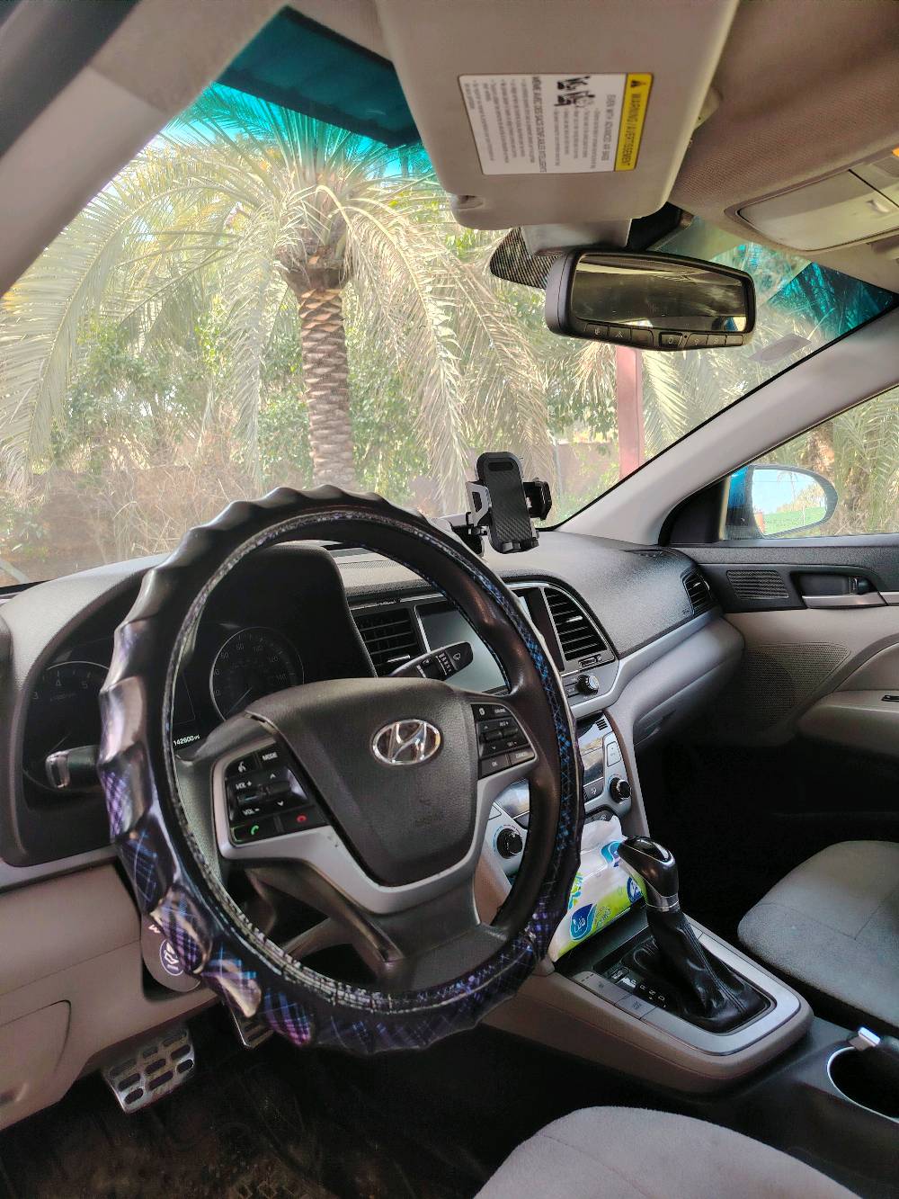 السيارة هيونداي إلنترا زرقاء، إصدار Limited، بحالة ممتازة من الداخل والخارج. التصميم أنيق ويمتاز بمقاعد مريحة ونظام تحكم حديث. تتضمن مميزات إضافية مثل شاشة لمس لسهولة التحكم بالنظام الصوتي والملاحة. العجلات بحالة جيدة وتبدو مستعدة للانطلاق على الطرق بأمان وسلاسة.