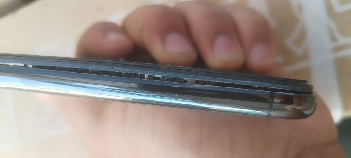 سلام عليكم ايفون 11 ابرو ماكس مبدل بي بطارية فقط وبي هاذ لاطار مرفوع شوية سعرا ٢٥٠ الف مكان بغداد ***********
