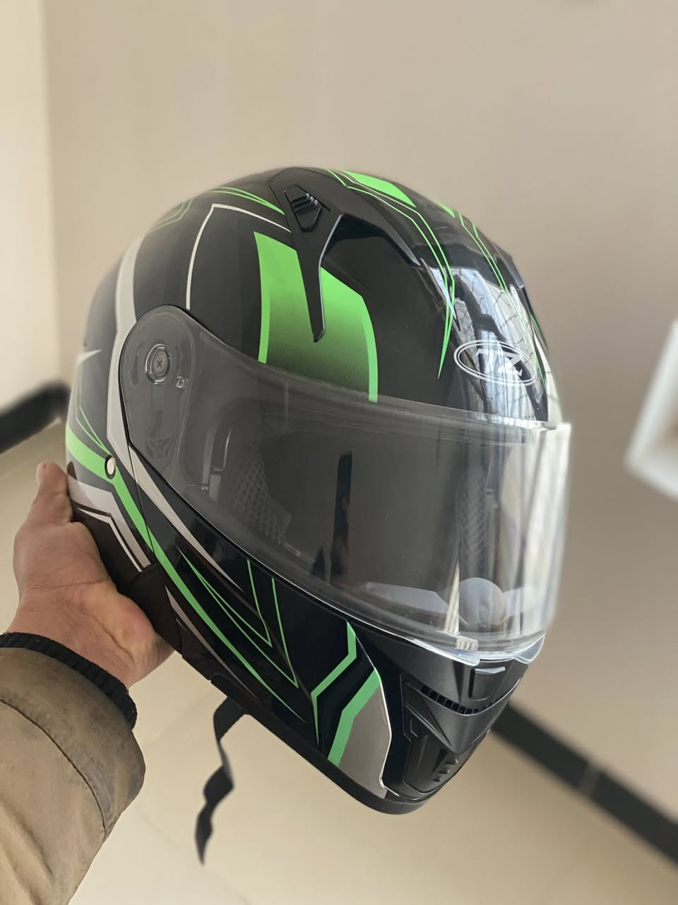 خوذة دراجة اصلية وتحتوي على مايك السعر ٥٠ الف قفل مشتريها ب٧٥ قبل اربع ايام بس توازيت على فلوسها 

تجي تفحص وتشوف بعينك // مكاني كربلاء المقدسة 
الرقم// ***********
