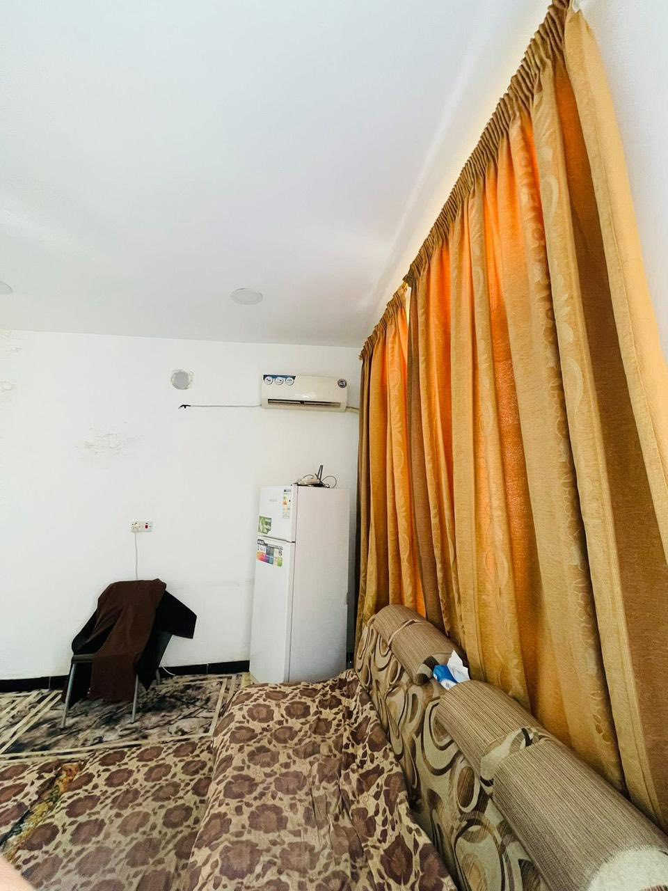 مشتمل للبيع 50 م واجهه 5 في 10 
يحتوي على غرف نوم عدد 2 + صالة 
ومطبخ وخدمات ومناور📍حي الجهاد الامن الوطني مجاور ديوان الأصيل 
السعر جدا جدا مناسب 
 الاستفسار ***********
