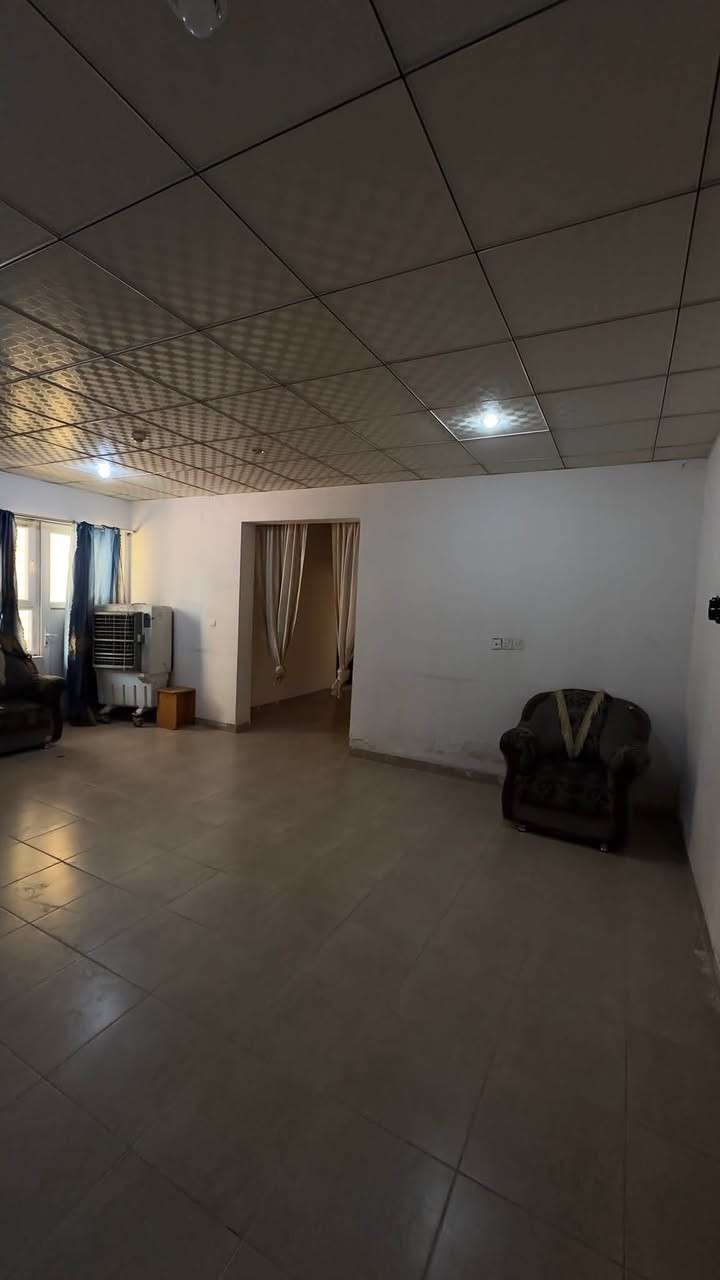 شقة ارضيه مؤثثه للبيع 🏢في مجمع شاهان ستي 🪴غرفتين وصالة كبيره وبلكونات ٢ 🥀وصحيات ٢ 💐يتوفر بالمجمع مدارس حكومي عربي وجامع وروضه أطفال وماركتات وخدمات متوفره بالمجمع بالاضافه سكيروتي بالبوابة 🌿يقع على 150 المجمع 🌲للاستفسار اتصال الأستاذ زياد (***********) اربيل
