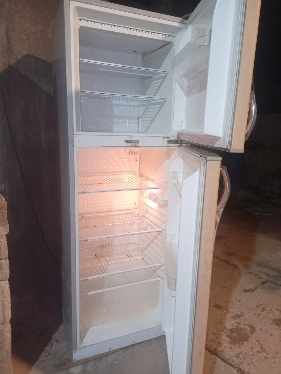 السلام عليكم متاح ثلاجة 16قدم ال جي نضافة 80بالمية تجميد فول السعر 170وبيها مجال والمكان القائم والشراي يتفضل ***********
