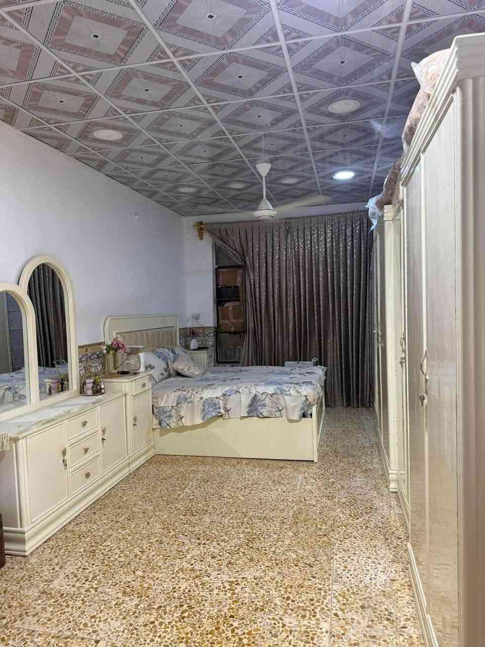 سلام عليكم عندي بيت للبيع قرب معمل السمنت شارع سبيس بيت ١٤٠ متر وصاله ومطبخ وتاخريج داخليه وخارجيه البيت كاشي وسراميك وسقوف ثانويه قرب معمل سمنت الكوفه شارع سبيس ***********
