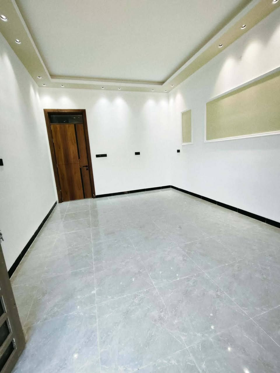 فرصة استثمارية وسكنية مميزة في الديوانية! 🏠✨
​يعلن مكتب دبي للعقار والمقاولات العامة عن توفر دار سكنية للبيع بمواصفات بناء حديثة (مودرن) وتصميم متكامل في موقع استراتيجي.
​📍 الموقع:
الديوانية، منطقة حولي الخصيمة، داخل مجمع حيدر ابن حجي هندي.
​📏 تفاصيل العقار:
​المساحة: 240 متر مربع.
​الأبعاد: واجهة 10م × نزال 24م.
​نوع السند: طابو زراعي (سند 25) مع تحويل مباشر باسم المشتري.
​💎 مواصفات البناء (درجة أولى):
​التصميم: بناء مودرن حديث.
​المرافق: غرفتي نوم، صالة، مطبخ، استقبال، صحيات داخلية، صحيات خارجية، طارمة كبيرة، وكراج.
​الجودة الإنشائية: أساس وسقف كونكريت مسلح.
​الإضافات الذكية: شبكة تقطير للسبالت، منظومة كاميرات مراقبة (سكيورتي) بنظام عالٍ.
​📢 لمعرفة السعر، يرجى كتابة رقم (3) في التعليقات.
​للمزيد من التفاصيل أو المعاينة، يرجى زيارتنا في مقرنا:
📍 العنوان: الديوانية، سايدين الجمهوري، مقابل مدرسة القدس للبنات.
📞 للاتصال والاستفسار:
​***********
​***********
​مكتب دبي للعقار والمقاولات العامة – ثقتكم أساس نجاحنا.
