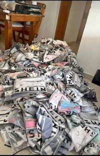 متوفر عندي وجبة ملابس (نسائي + أطفال) ماركة شي ان الأصلية، البضاعة جدي...