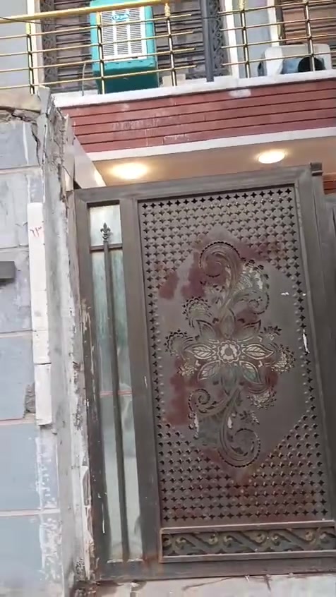 السلام عليكم بيت للبيع مساحه 100م يحتوي على أربع غرف نوم وستقبال وخدمات مكان حي الجهاد بظهر البشير
للاستفسار واتساب متوفر ***********
