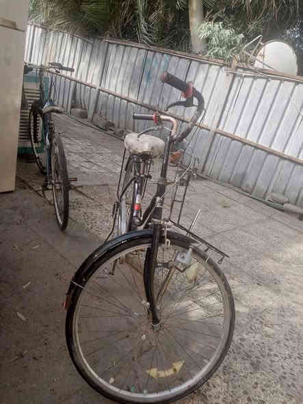 ثلاث بايسكلات 
الاول الاسود كامل نوعيه اصليه 
والثاني الاحمر نقصه تأثير امامي وسرج
والثالث مال سباق نقصه جوب وتاير    وباقي التفاصيل بالصور 
للبيع كلهن ب١٠٠ واذا واحد هم منختلف 
مكاني بغداد العامريه
للاستفسار مراسله ماسنجر او واتساب على الرقم
*********** بغداد
