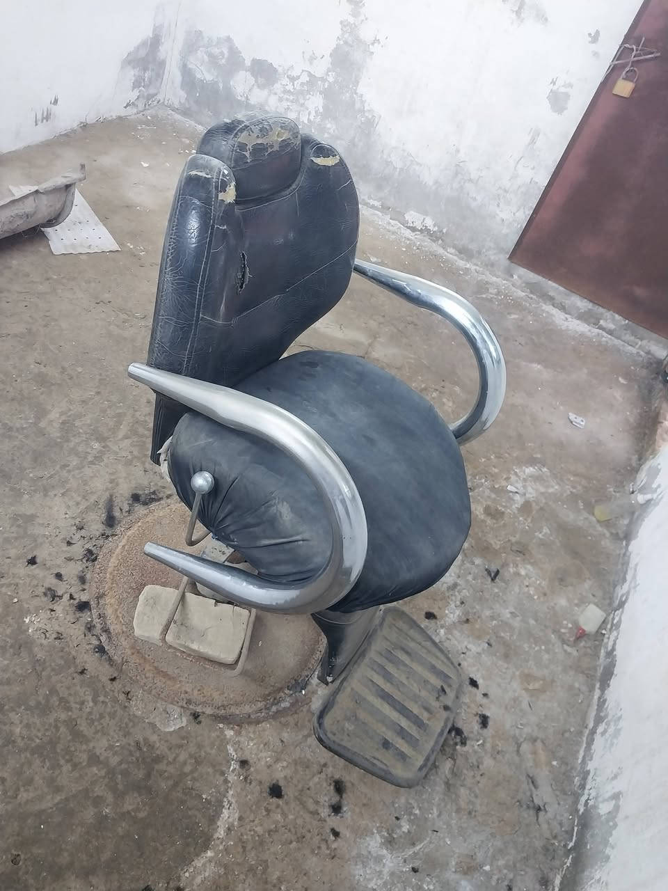 مرايات حلاقه للبيع بس الكرسي عوزه ترتيب ***********
