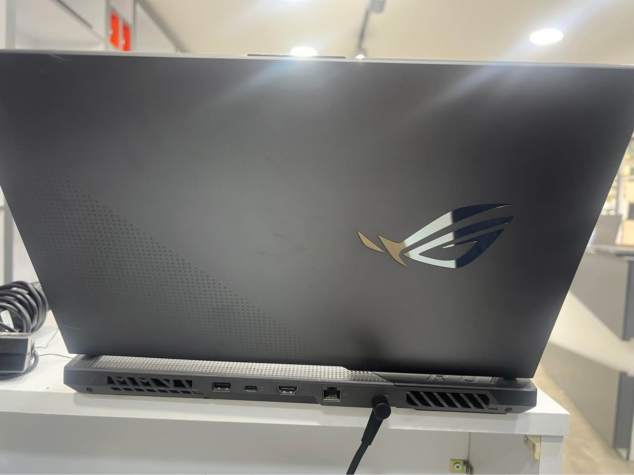 Asus ROG Strix G15
إذا تريد لابتوب كيمنگ صدگ يعتمد عليه ويشغل أحدث الألعاب بدون تقطيع… هذا خيار قوي 👌🎮

المعالج Ryzen 9 5900HX أداءه عالي جداً سواء ألعاب أو مونتاج أو برامج ثقيلة.
وياه RTX 3060 6GB (130W) يعطيك فريمات ثابتة وأداء حقيقي للكيمنگ.
شاشة 15.6 FHD 144Hz فرقها واضح بالسلاسة، والكيبورد الضوئي الأحمر مع الإضاءة الجانبية يعطي شكل وهيبة كيمنگ 🔥

المواصفات:
 • Ryzen 9 5900HX
 • RAM 16GB DDR4
 • SSD 1TB
 • RTX 3060 6GB 130W
 • شاشة 15.6 FHD 144Hz
 • كيبورد ضوئي أحمر بعدة درجات
 • إضاءة جانبية
 • WiFi 6

الجهاز نظيف كلش
ضمان شهر كامل
يجي ويا الشاحن
تغليف مرتب
توصيل مجاني

💰 السعر: 850$

📍 أربيل – شارع سلطان مظفر -قرب المحافظة
📞 ***********
🕙 الدوام من 10 الصبح للـ5 العصر

📩 راسلني أساعدك تختار لابتوبك صح حسب استخدامك وميزانيتك

إذا تحب أكتبلك كابشن أقصر حتى ينزل يم الصورة مباشر هم أجهزه لك 👌🔥 أربيل, العراق
