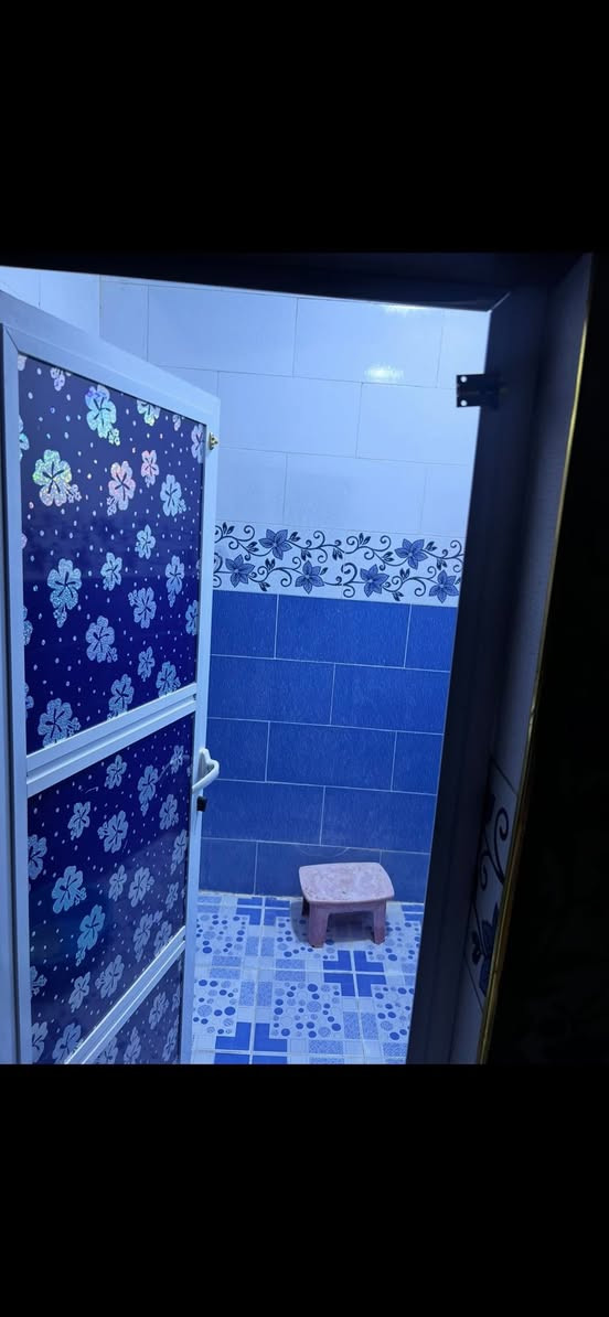 بيت للبيع بجمهوريه موقعه راقي قريب جدا ع المدارس والسوق يبعد 100 متر
طابق واحد. 
يحتوي ع  غرفتين. وصاله واستقبال وصحيات وطارمه.   وب صطح مخزن وسقيفه    السعر 175. . وبي مجال. بسيط  ب اسمي تحويل مباشر ***********. مصفر ماء وكهرباء. جيران ذهب وطيبين
