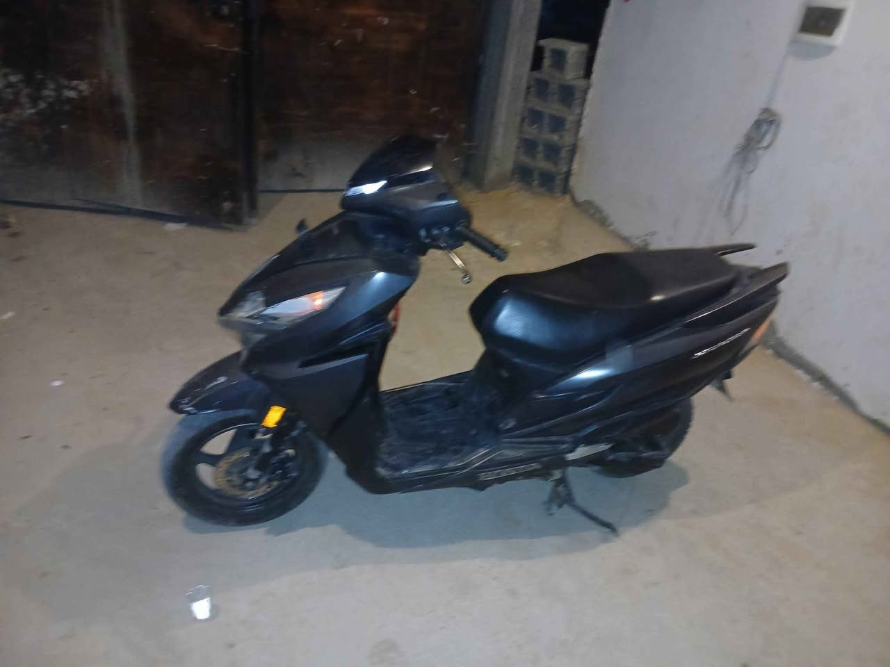 السلام عليكم د
Honda Grazia 2021 
هوندا فريزا موديل 2021 للبيع 
شادلها مكينه جديده مال حاويه زيرو الدراجه شغاله ما بيها اي نقص بيها نقص بالكفرات الاماميه فقط شرط سلفه هندر كهربائيات شغاله كلها
سعر  :  350  الف
للتواصل او الاستفسار عبر الواتساب فقط :
*********** بغداد, العراق
