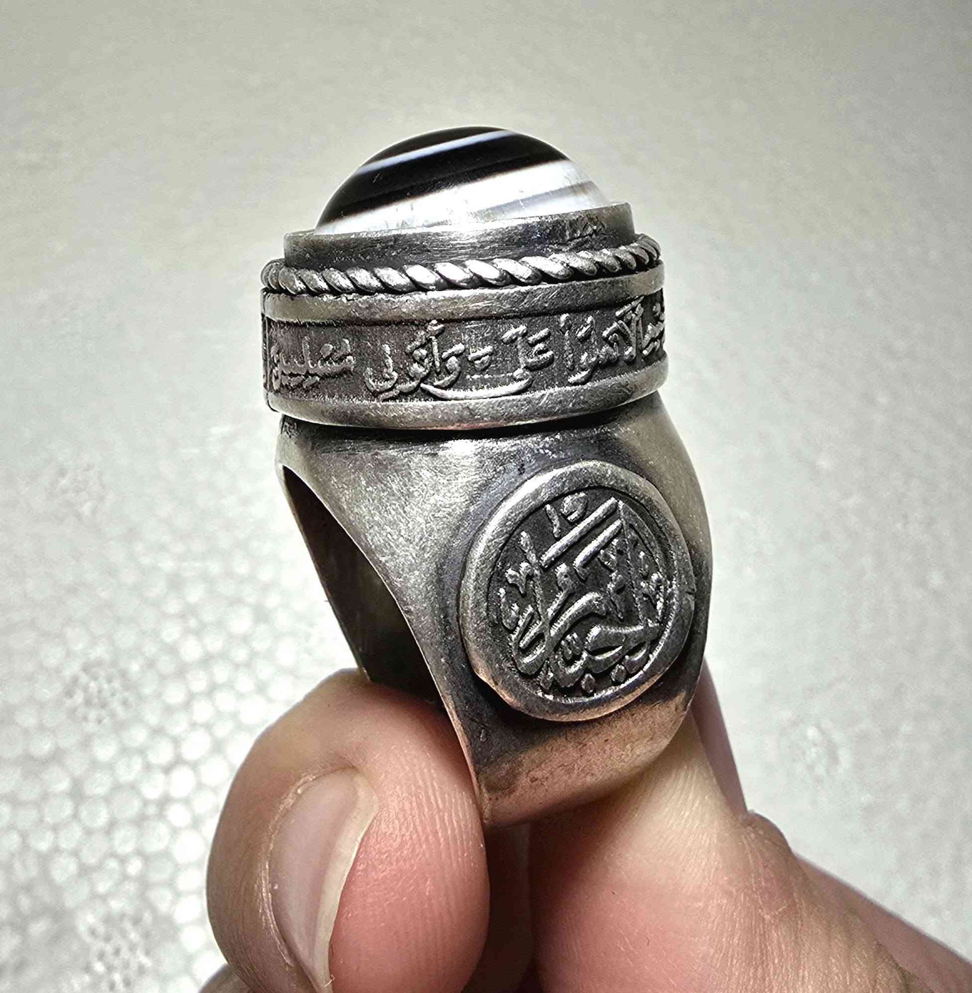 خاتم فضة عتيق صناعة يدوية
حجر العقيق البقراني 
38جرام


**إذا كنت صاحب هذا الإعلان وتريد حذفه لأي سبب، رجاءا أرسل رسالة إلى الدعم الفني**