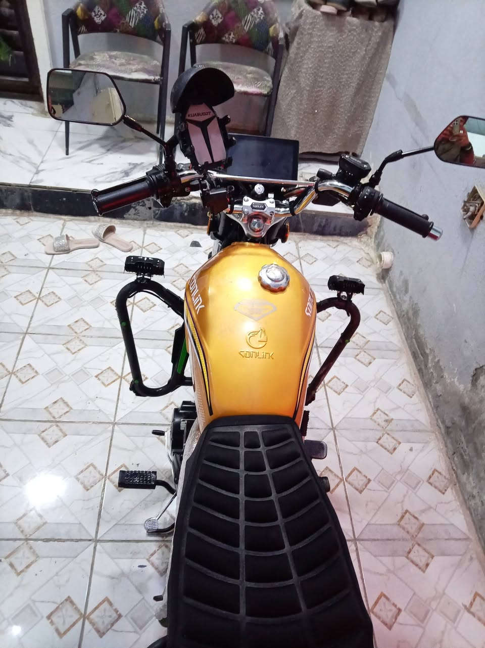 السلام عليكم شباب سولنك 5 كير موديل 2025 دراجة ماشية 6000 يعني بعدهة زيرو تجي جيب وياك 100 مصلح برغي ما ناقصهة بيهة سويج 2 وبصمه تشغيل عن بعد 2  سلف بكل وكت شلعة ومعدل اذا ما عجبتك معتب اني وغراض اني شادهن زنون ودرع وستان تلفون ومرايات وشاحنة وصندوك ذني مالاتي من عدا الدراجة انطيك دراجة تخبل المكان علوة الرشيد قرب مطعم حجي حسن السعر 900 وبيها مجال للاستفسار ***********
