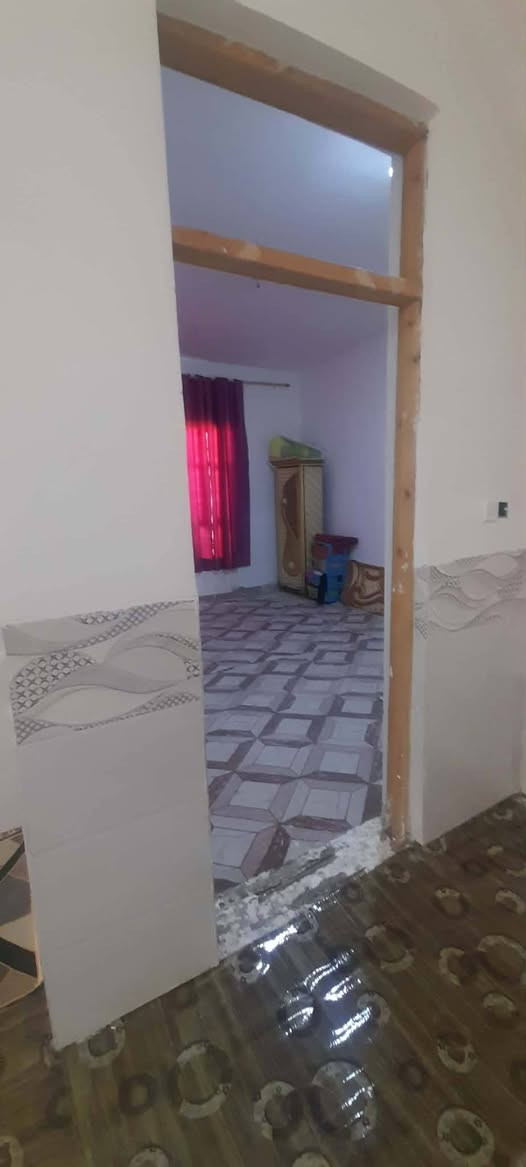 للبيع بيت طابو زراعي (سند 25) بمساحة 255 متر مربع، بناء حديث.
مواصفات البناء:

الأساس كونكريت.

البناء من البلوك.

السقف عكادة.

يتكون من غرفتي نوم، ومطبخ، واستقبال، وصالة.

العنوان: حي الكرار – نهاية شارع 30.
للاستفسار مراسلة بوابة الزبيدية للعقار 
او الاتصال
***********
***********
