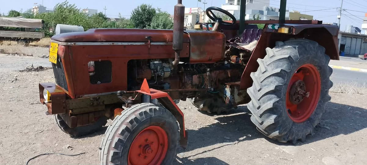 مەکینەی عەنتەر مۆدیل 1987 سەنەوی ڕەقەم خوارە (مەکینە و گێڕ و ئەکسل و جیهاز و پەمپ گازو و جووت برێک و هندل برێک بەشەرت) هەر چوار تایەکەی وەکو تازە وایە کارەبای زۆر مەزبووت (تەنانەت گێچ و گڵۆپی ناودەشبڵی ئیشدەکات) و بەردی ناو تایەی پێوەیە و هەتا بڵێی مەکینەیەکی زۆر مەزبووتە بەس قابیل دۆستە یەک دینار مەسروفی تیانیە و بەس لەسایەقێکی کەمە هەتا بڵێی جوان ماوەتەوە.
شۆێن:چەمچەماڵ_شۆڕش ژ.م:***********
