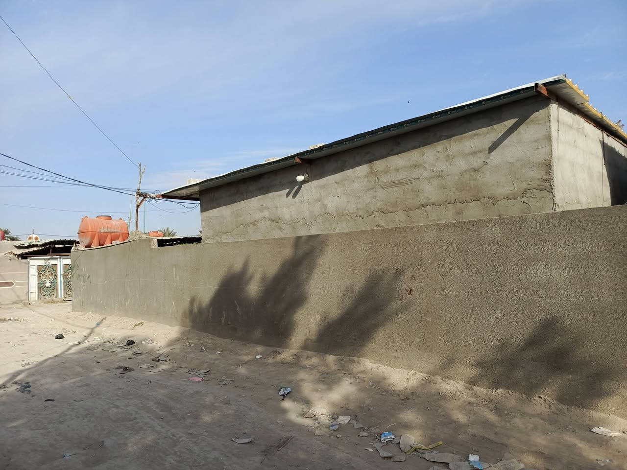 السلام عليكم
دار للبيع 

مساحه ١٨٠

غرفه وهول 

مطبخ ومضيف 

بيت جاهز ركن 

كله مطبك 

حي سكينه 

الشراي يتصل ويدلل

***********

‏‪***********‬‏
