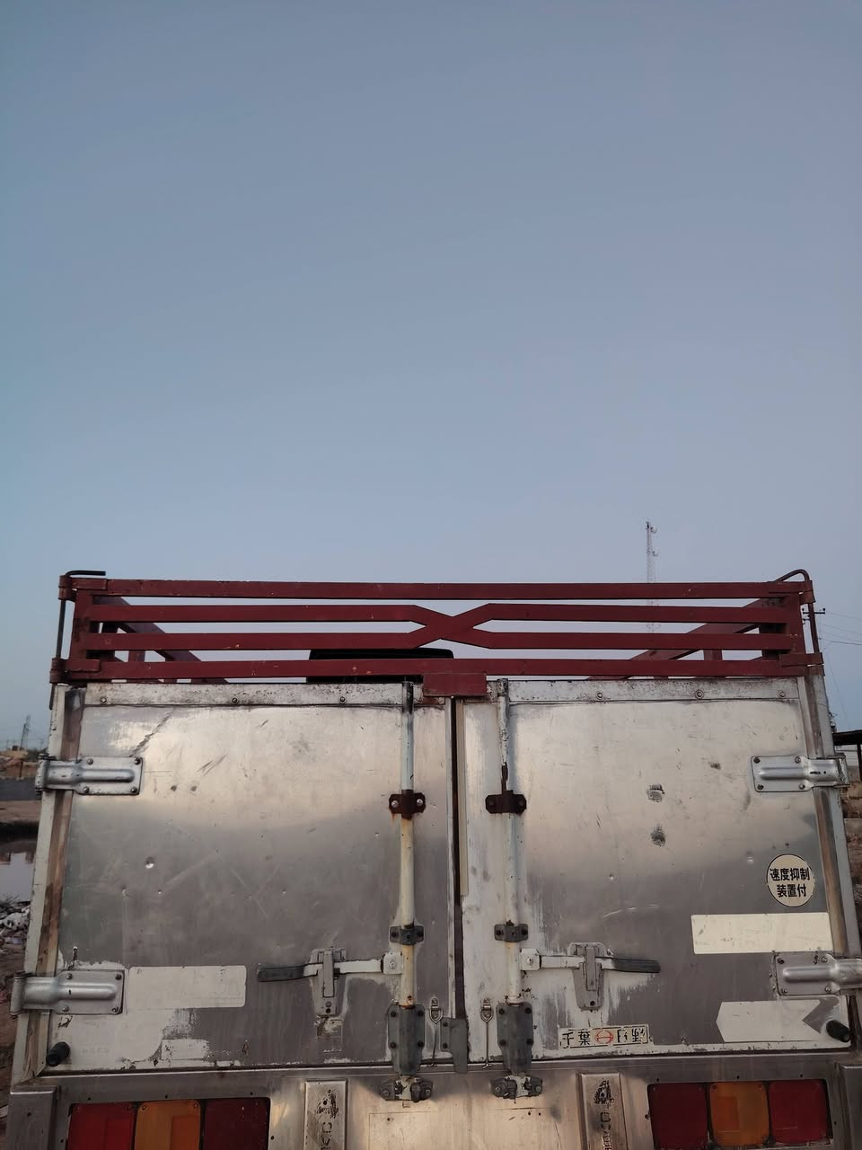 سلام عليكم للبيع محجر شخاط نضيف طول 6و75ارتفاع 60وباب دفتري للاستفسار اتصل ***********
