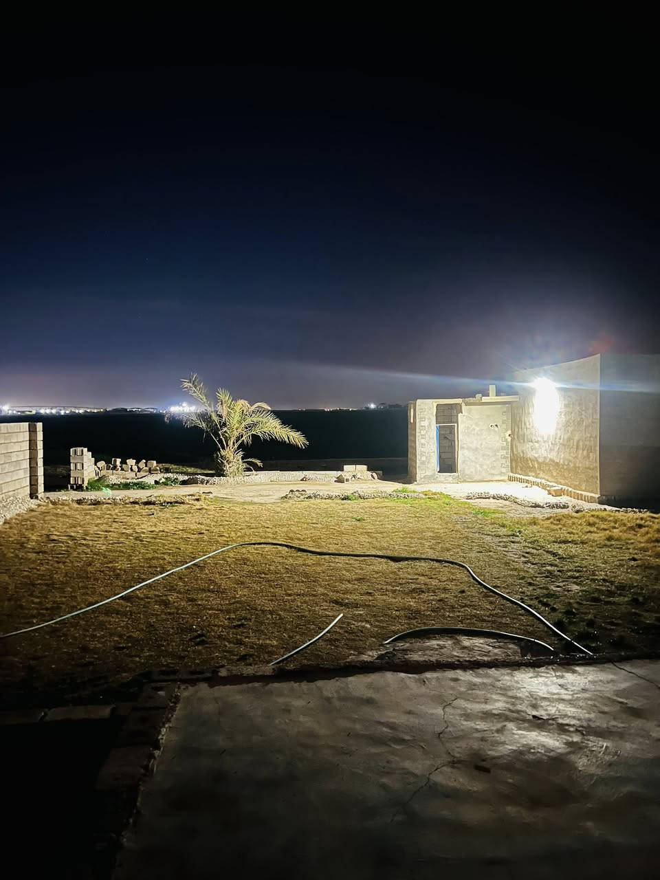 سلام عليكم ورحمة الله وبركاته بيت للبيع مساحة البناء 300مع قطع ثنين 600متر قرية دبي واصلها مي حلو ومر اتصل وتدلل***********
