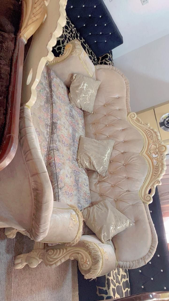 طخم تزكام لون كريمي 🤎
ست قطع ثنين كبار واربع كراسي 
السعر 400 وبي مجال للشراي 
للاستفسار الاتصال على الرقم التالي 
*********** 
بي واتساب
