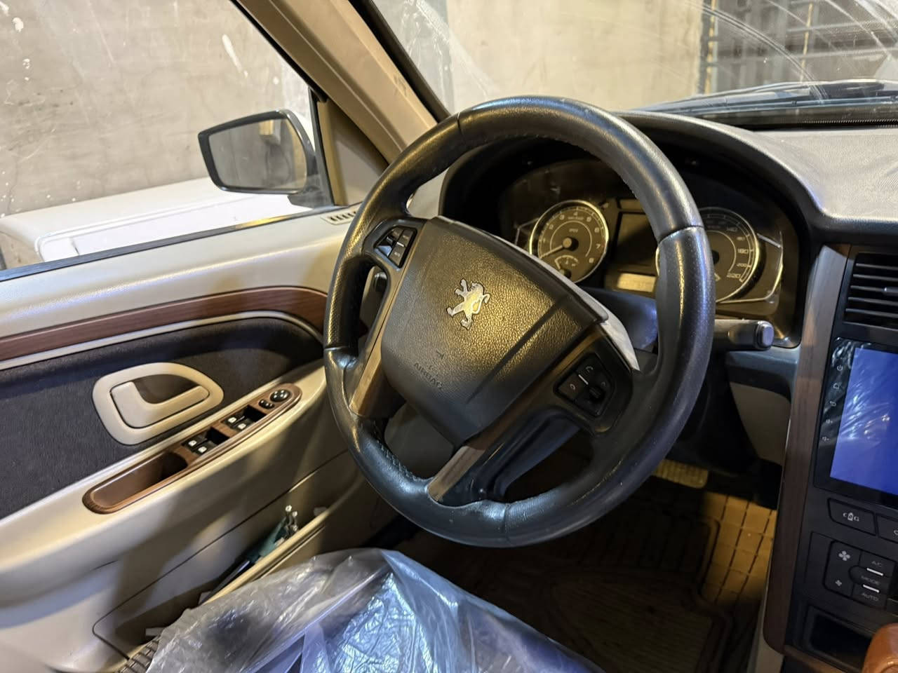 السلام عليكم
بيجو بارس 2018 خصوصي ابيض
فول مواصفات كير اوتماتيك بلادي 
شاشة كامرة حساس كشتات كهرباء مري شفط 
4 دسك
تحكم ستيرن 
تبريد قطعتين 
سيارة خير من الله محرك كير تبريد ثلج تخم تاير مابيها كل نقص مال جناي
مكفولة من الصبغ والضربة بيها شغلات بسيطة 
سعر 65 ورقة بيها مجال بسيط عنوان بغداد باسمي السيارة 
*********** واتساب
