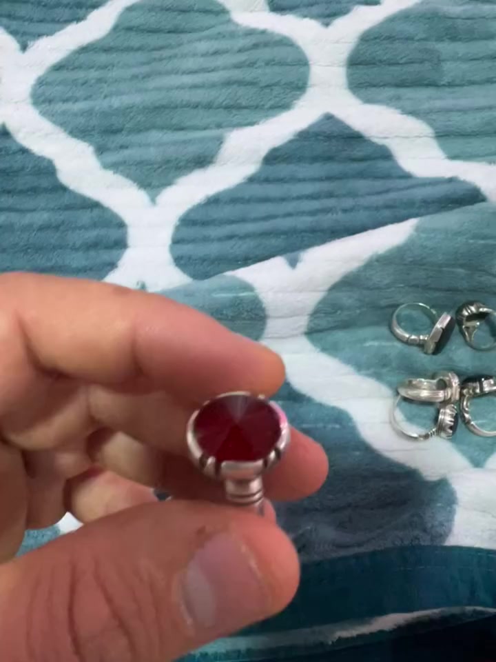 سلام عليكم خواتم طبيعيه غير معالجه صياغه يدويه الي ريد يتواصل وياي *********** واتساب
