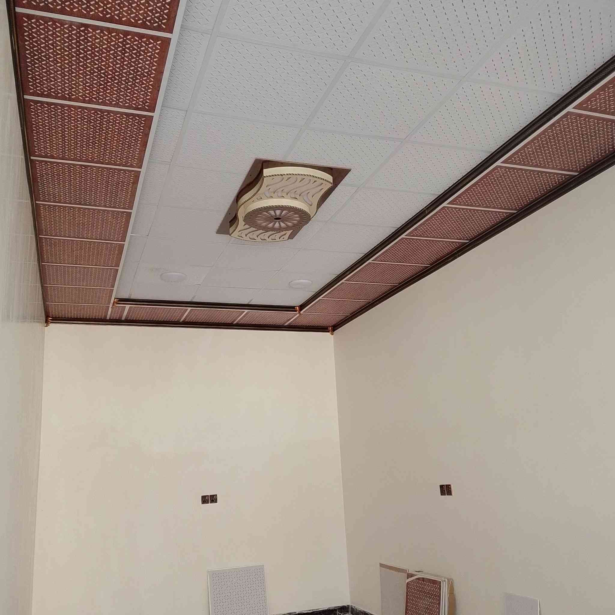 السلام عليكم للبيع طابو زراعي  بسم عراقي مكاتبه ونسخه من طابو وكاله بسمك بحمدان مقابيل صناعيه  قريبه على المركز 
قرفتين وصاله ومطبخ وديوانيه صحيات داخليه وخارجيه كراج حديقه لبيت جاهز تستلم مفتاح مساحته 240السعر 88.....***********ابو لبيت مباشر تصل وتدلل
