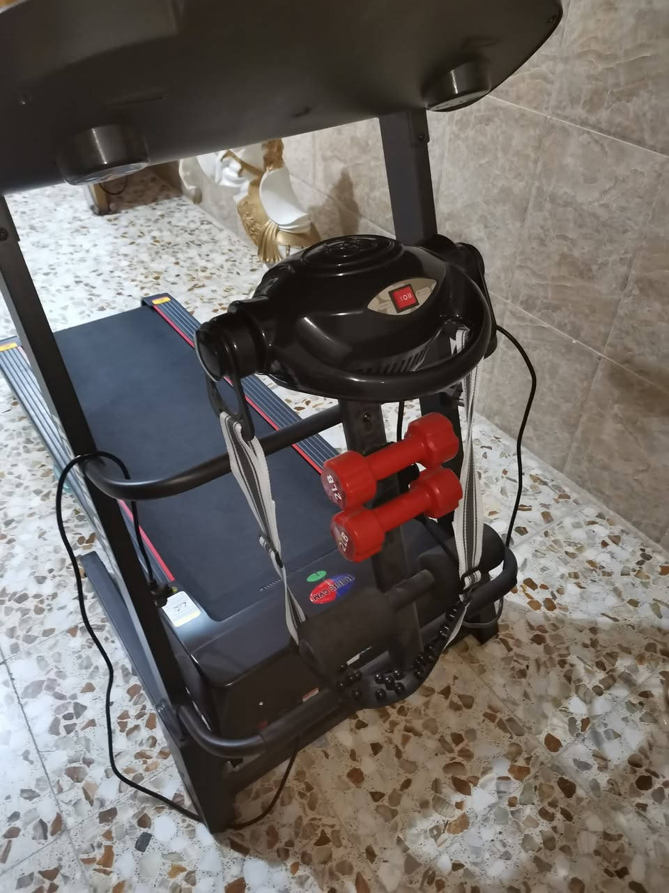 📢  السلام عليكم جهاز ركض جبلي احترافي للبيع 
من ماركة (house gym) عالي الجودة ومخصص للاستخدام المنزلي.. يجي وياه دمبلصات وجهاز هز لكسر الدهون وجهاز مثل ما موضح بالصور الجهاز نظيف حيل وما صالنه هواي من مشتري
🔹 المواصفات التقنية:
قوة المحرك: ‎4.25 HP حصان
تحمل الوزن: يتحمل 155 كيلو غرام.
نطاق السرعة: من 1 إلى 14 كم/س.
التحكم بالميل: ميل كهربائي حتى 15 مستوى لمحاكاة الجري الخارجي.
شاشة عرض متعددة الوظائف: (الوقت – السرعة – المسافة – السعرات – معدل نبض القلب) مع مدخل MP3.
مساحة الجري: ‎1230 × 420 مم لتمرين مريح وآمن.
سهولة الصيانة: مزوّد بخاصية التزييت الذاتي.

رايده بـ 470 وبي مجال جدا بسيط لان الجهاز بعده جديد الله شاهد
الرقم : ***********
العنوان :بابل /الحله
