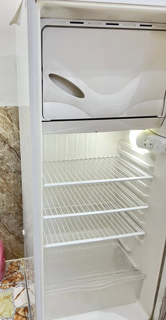 للبيع ثلاجة إيديال (Ideal 9/11 Super)بحجم 11 قدم (وسط)، تتميز بنظافة تامة وشبه جديدة مع تبريد ممتاز وهيكل خارجي وداخلي بحالة المصنع.
الثلاجة اقتصادية جداً بالكهرباء ومثالية للاستخدام وكافة رفوفها الأصلية موجودة وسليمة 
السعر(200) الف 
العنوان ( بغداد )حي الجوادين


**إذا كنت صاحب هذا الإعلان وتريد حذفه لأي سبب، رجاءا أرسل رسالة إلى الدعم الفني**