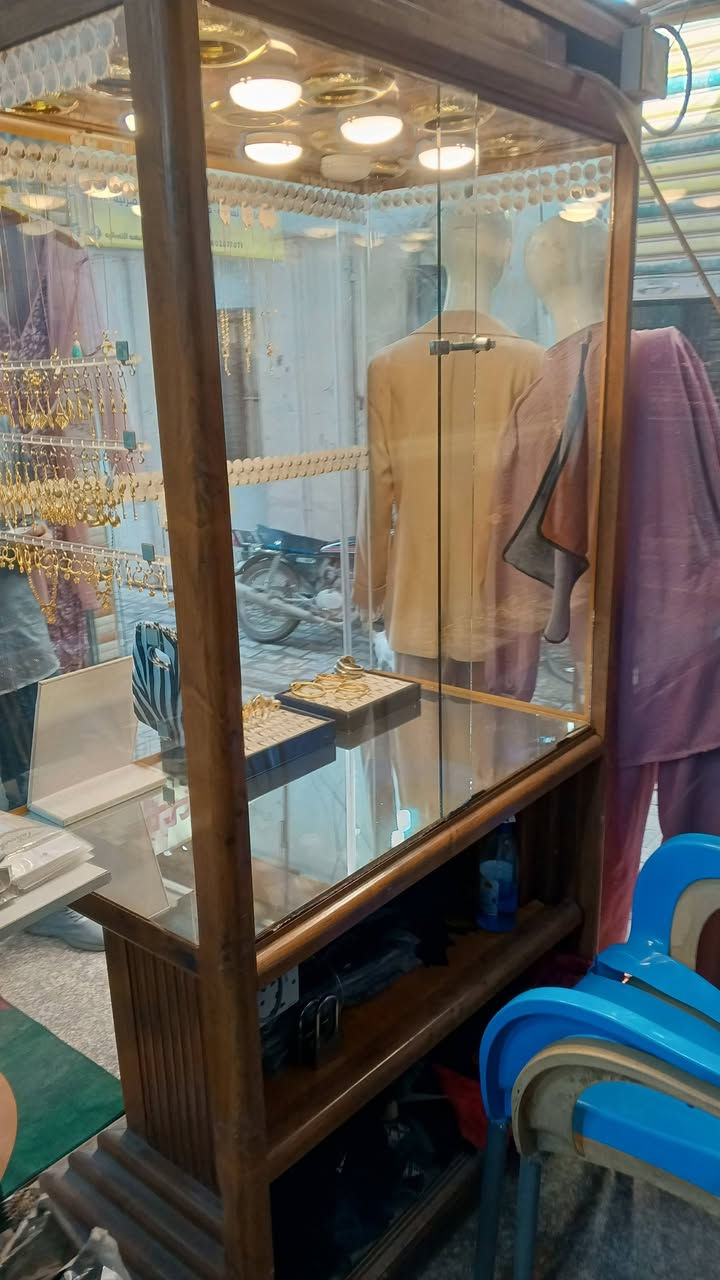 عارضة ذهب للبيع شغل درجة اولى حجم كبير
كهربائيات كامله
السعر 125 وبيها مجال  
عنوانها سوق الكوفة الكبير
هاتف / ***********
