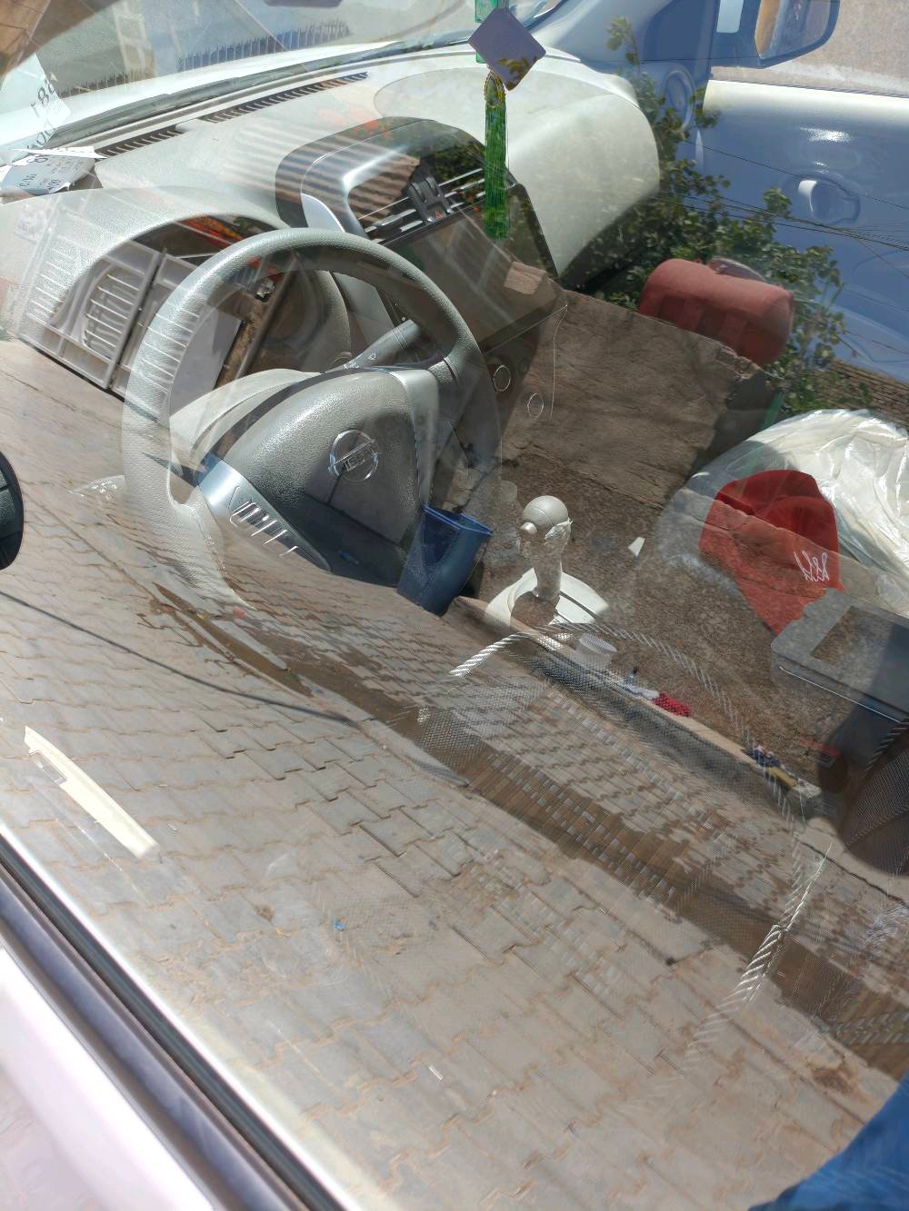 ​🚗 للبيع: نيسان صني 2024 (وارد هندي) 🚗
​✨ سيارة بيت نظيفة جداً وجاهزة للاستخدام ✨
​📍 المواصفات الأساسية:
​📅 الموديل: 2024 (الشكل الجديد)
​⚪ اللون: أبيض ملكي
​🛣️ الماشية: 65 ألف كم (حسب قراءة العداد الحالية ⏱️)
​⚙️ المحرك: 1500 سي سي (اقتصادية جداً بالوقود ⛽)
​❄️ التبريد: تبريد ثلج ما شاء الله ❄️
​🕹️ المميزات: تحكم ستيرن كامل
​🔍 تقرير الحالة والأمانة (حتى تجي وتفحص على بينة):
​🛠️ الگير والمحرك والصدر بحالة ممتازة وبشرط الفحص، والسيارة جاهزة تماماً (شغل واطلع).
​📝 السنوية والهزة: جديدة وقفل والتحويل فوري.
​⚠️ ملاحظات البودي الخارجية (موضحة بالصور):
​ضربتين واضحة بالباب خلف السايق ( خفيفة).
​رصعة صغيرة يم البك لايت الخلفي.
​شخط بسيط بالبنيد.
​💵 السعر المطلوب: 125 ورقة  وبيه مجال بسيط
تنويه سياره مال بيت 
 للشراي الطيب 🤝
​📱 للتواصل والاستفسار (إتصال + واتساب):
👉 *********** 👈