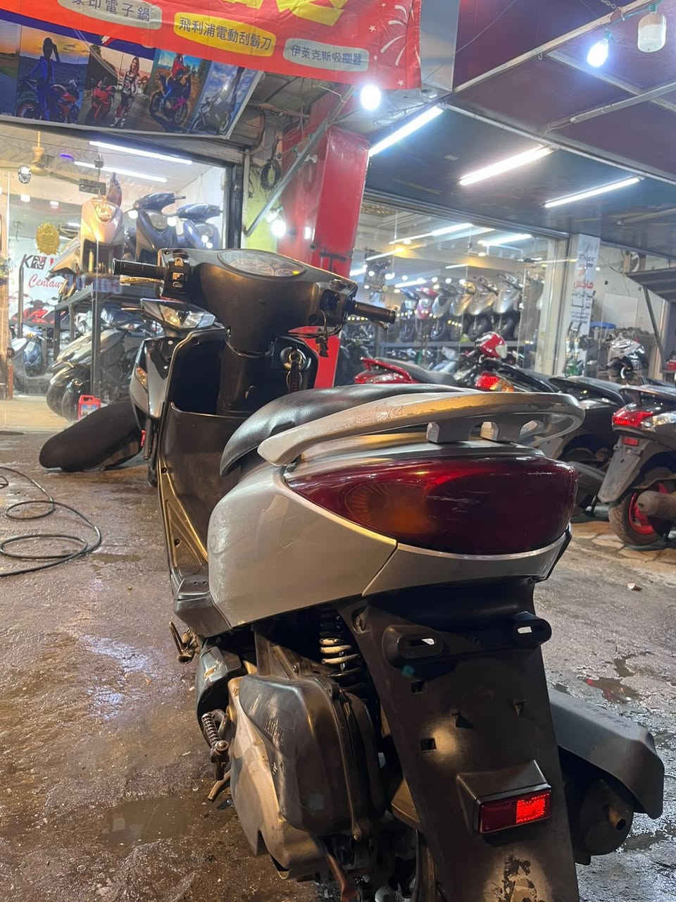 دراجه بيريز اكزز نوزل 140  صارله ٣ اشهر من نازله من لرمبه دراجه شلعه ومعدل مابيه اي نواقص بس مجمع سلف درااجه خير من الله وارد ياباني يجي بيه هندر  ودراجه شوف عينك مكاني بغداد الحريه سعر 800 وبيه حك جيتك 
*********** 
موجود رصيد و واتس
