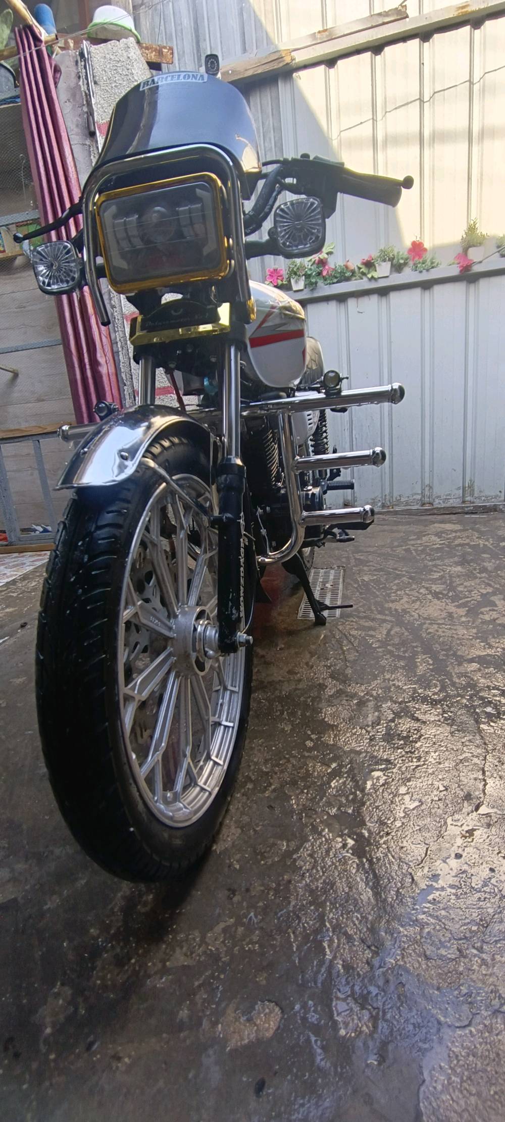 السلام عليكم
دراجة سيفان 2024  للبيع 

اوراق كاملة بيها بس سكنر 

دراجة كامله مكملة من كهربائيات واحتياجاتها 

مكينة مامفتوحة ومكفولة تنقيص وتبخير 

تاير جديد امامي وخلفي

دشبول الكتروني مابي اي نقص عدا الكيلومتر مايقرة 

الاختلاف البيها بس جاملغ الخلفي اسود بلادي والامامي ستيل 

العنوان بغداد جسر ديالى القديم