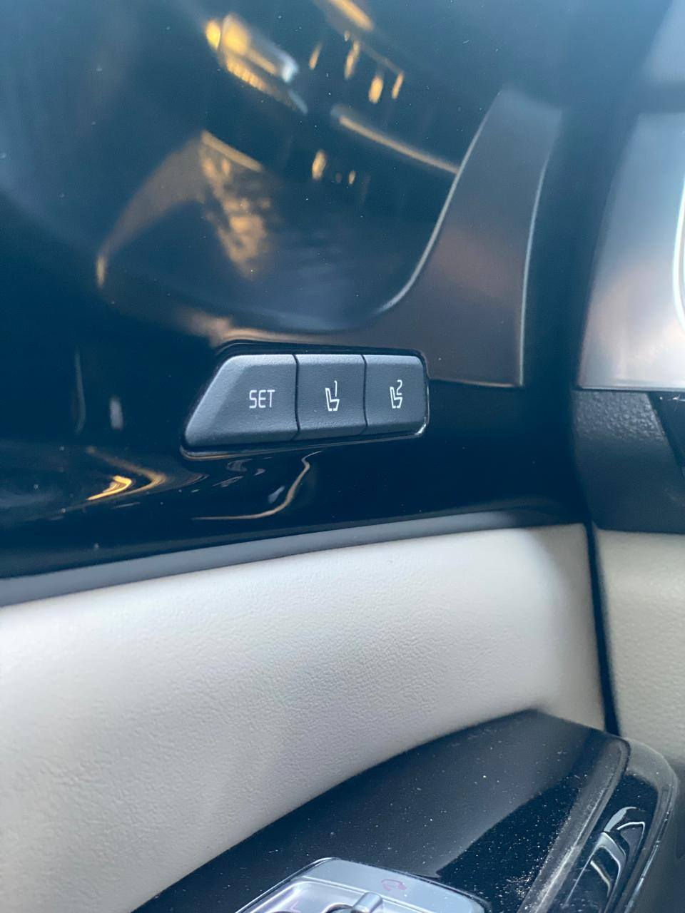 السلام عليكم
#كيا_كرنفال. 2024 #SX-prestige #برستيج وارد امريكي فول 1/1 دخول جديد
رقم بغداد بسمي تحويل ثاني يوم
‏Kia# Carnival Mpv SX-Prestige2024   3.5L

                  حجم المكينه : 3500 V6
        
الضرر :  جاملغ و بنيد مبدلات اصلي ومصبوغات 
    
#مواصفاتها 
فتحتين سقف
1.شاشه 
2.كامرات 360 امامي وخلفي وجانبي وداخل السيارة هم كامره 
3.بصمه
4. نظام ايكو + سبورت + سمارت
5.ويل كب 
6. تشغيل عن بعد
7.حساسات خلفي امامي وجانبي
8.بيبان كهرباء اثنيهن 
9.لايتات لد
10.لايتات زنون
11.بكلايتات لد
12.اشاير بالمري
13.رادارات 360 امامي وخلفي وجانبي
14.كشنات جلد 
15.ثلاث قطع تبريد
16.هيترات بالكشنات حار بارد
17.هندبريك بصمه
18.شحن وايرليس
19.هيتر بالاستيرن
20.كشافات 
21.مري شفط +قلاب من ترجع ع بك تنزل للأسفل + كامره 
22.كشنات كهرباء 
23.كشن السايق ميمري
24.تحديد مسار
25.الكشنات الخلفيه سياحي+تدفئه و تبريد
فول موصفات 1/1 جاهزه 
السيارة جديدة بمعنى الكلمه 
مكان السياره /السماوه 
للأستفسار واتساب 
***********
