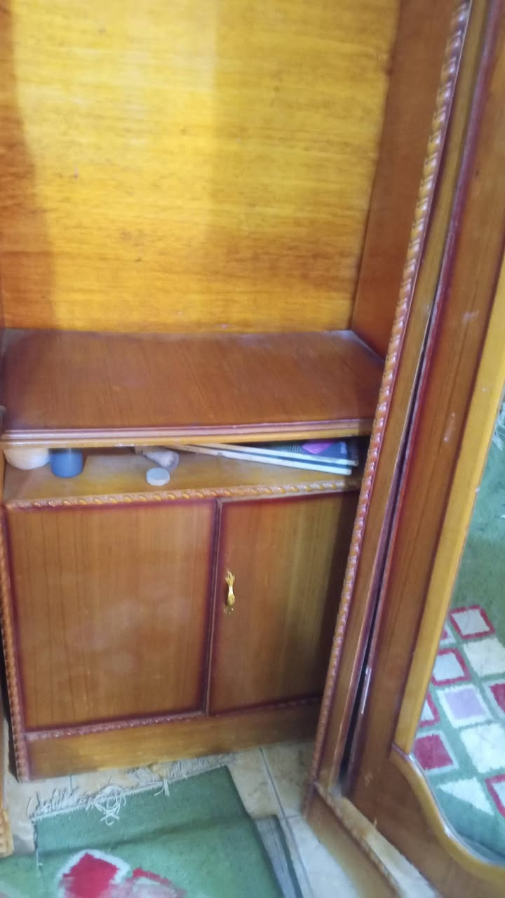 غرفه للبيع نظيفه وحلوه رايتها ب 400 وبيها مجال واتصلوا على هذا الرقم***********
