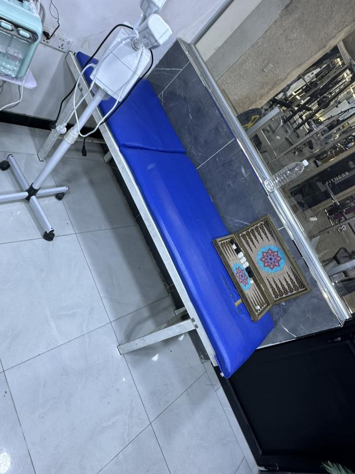 السلام عليكم غراض محل حلاقة للبيع نسبة نضافتهم ٩٥ بالمية كراسي قاعدة مربعة ومرايات وسدية  وجهاز هايروفيشل وبخار ونواعم كلمن وسعرة مكانة بغداد الجديد ***********
