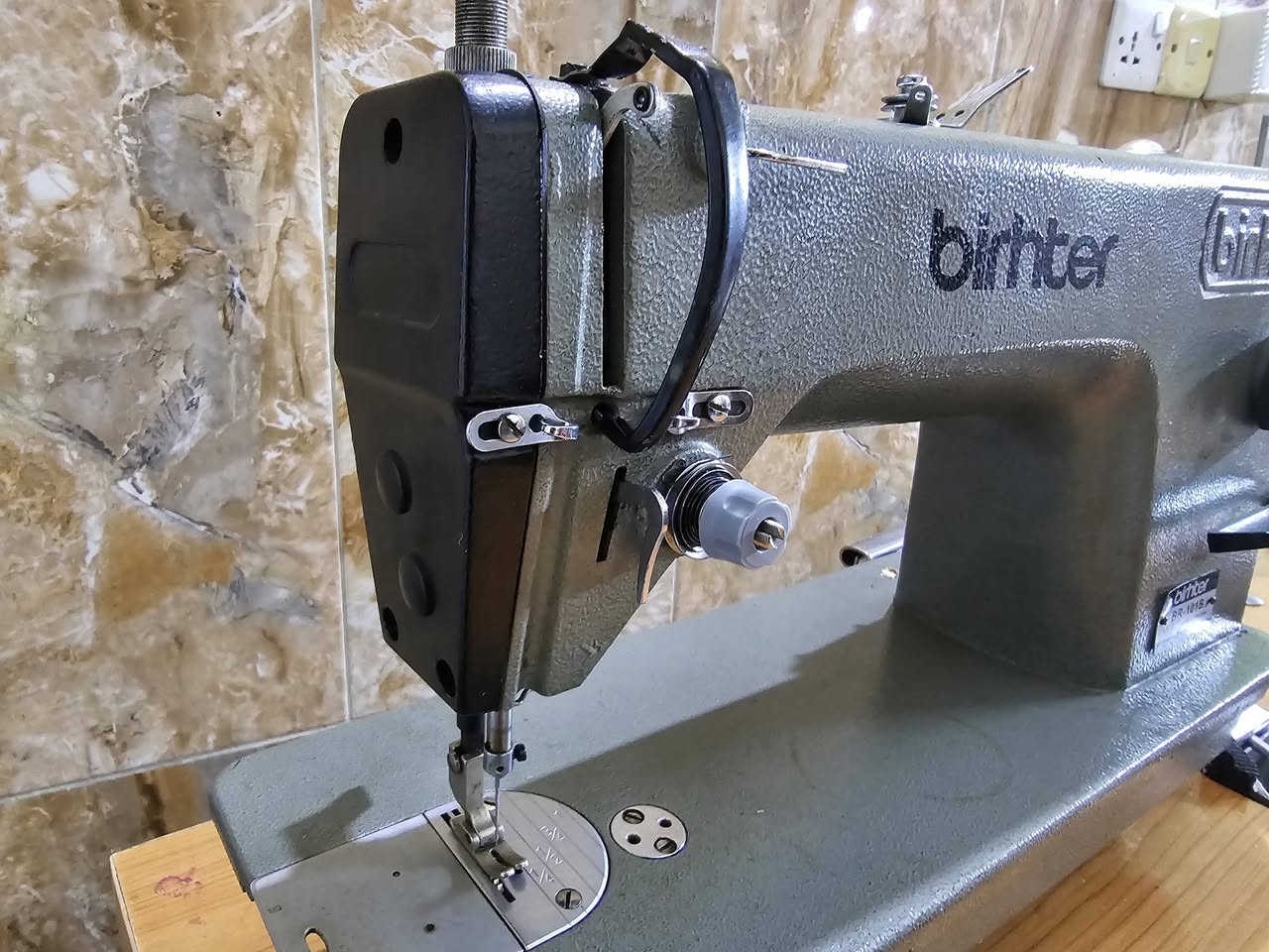 م
السلام عليكم

 مكينه birhter جديدة شغاله كلشي ما بيها ونظيفه على فحص شوف عينك.

العنوان/بغداد حي النصر الثانيه 

السعر /200 وبيها مجال للطيبين .
الرقم /***********
