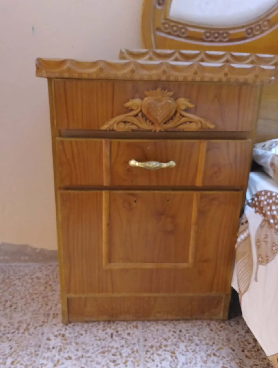 السلام عليكم... اخشاب للبيع.. 
تخت +مراية+ملحقات عدد 2 بيع مستعجل والسعر 175 وبي مجال 
للتواصل واتساب ***********
