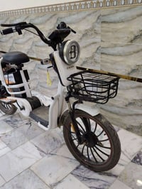 دراجه شحن للبيع نقصها فقط بطاريات 07833485545