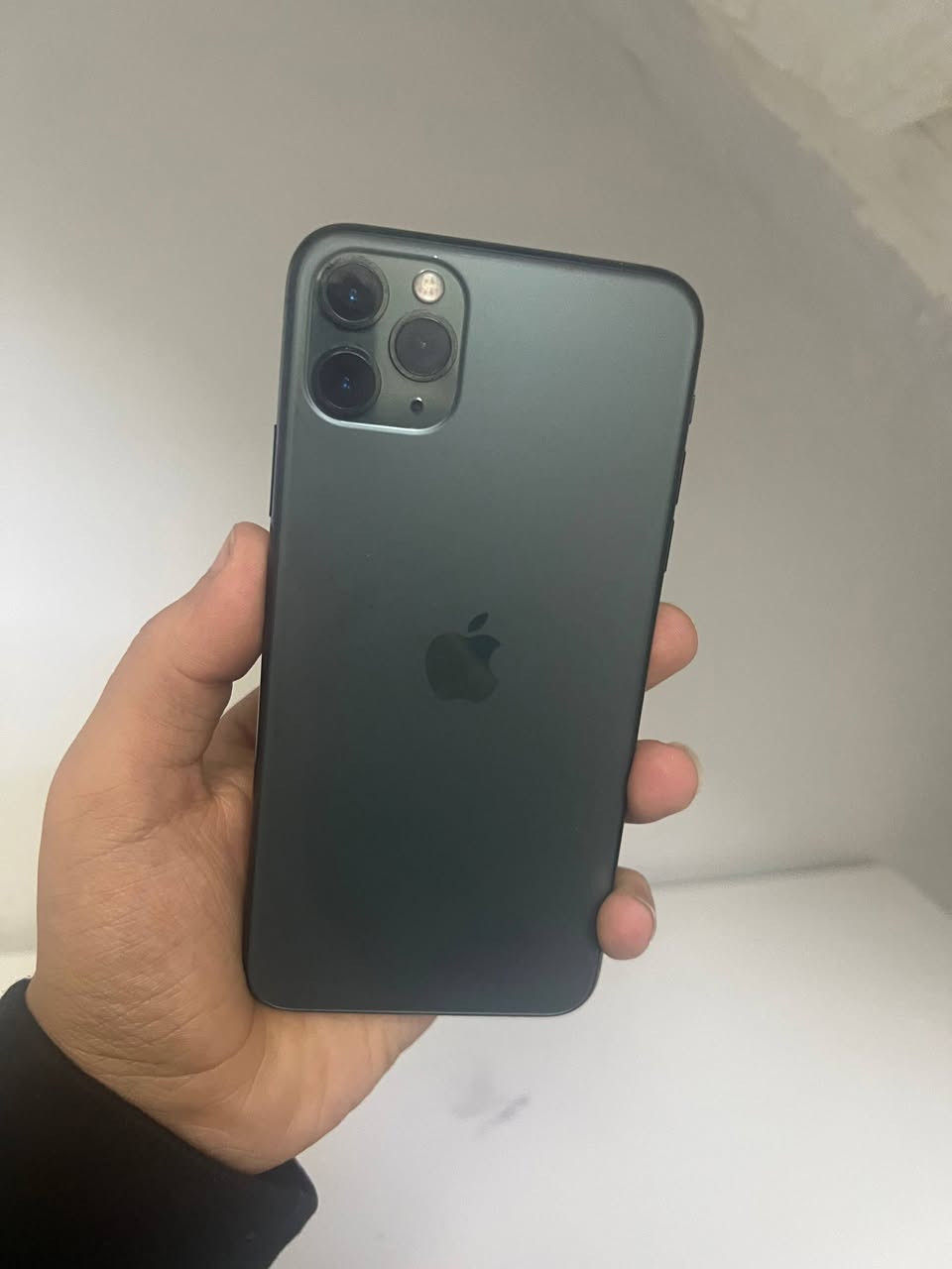 ايفون11برو ماكس
بطاريه 85
نموذجLL
الجهاز ما امبدل بيه شي ولا مفتوح 
بس بيه مشكله انو السيمكرات متوقف 
السعر320قفل مو شراي للتواصل 
الرقم:***********
