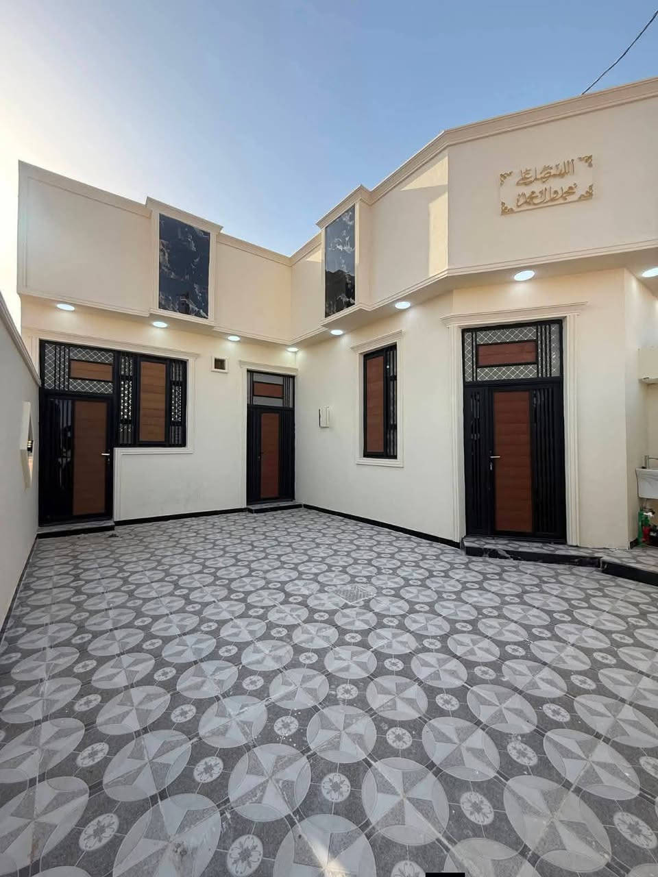 بيت لليجار مساحته ٢٥٠ متر رقم الهاتف ***********
