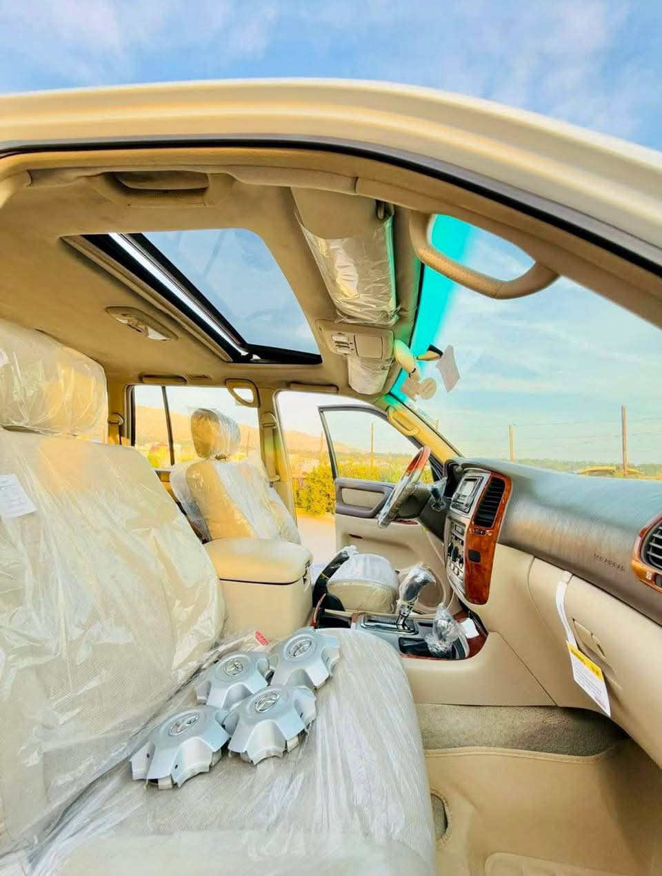 سـەرەتا بە ناوی خوا ، مۆنیکا(Toyota Land cruser)
سپی ســەدەف . فوول مواسەفاتە ٦ بستۆنە . سڵاید،تەبرید مەرکەزی،٣ ڕیز کوشن ، دەبڵ ئەکسلو ئۆتۆماتیک، شاشە ئایپاد، لایت زینۆن، هەموو گیانی بە شەرت گێڕو مەکینە بەشەرت نە دوکەڵی هەیە نە سەرف ئەکات ، تەنها یەک چەمەلەخی پێشەوەی بۆیاخە بەبێ ناوگرتن ، لەزگەی سووتاوی نییە ، هەمو گیانی ئیش ئەکاتو کامل کارەبایی بە شەرت هیچ کێشەیەکی تیا نییە ٢٥٠ دینار مەسروفی نییە ، ٤ تایەی لۆکی یابانی لەسەرە خەتی خەتی پێوە ماوە ،  0750 728 0767 حلبجة, السليمانية
