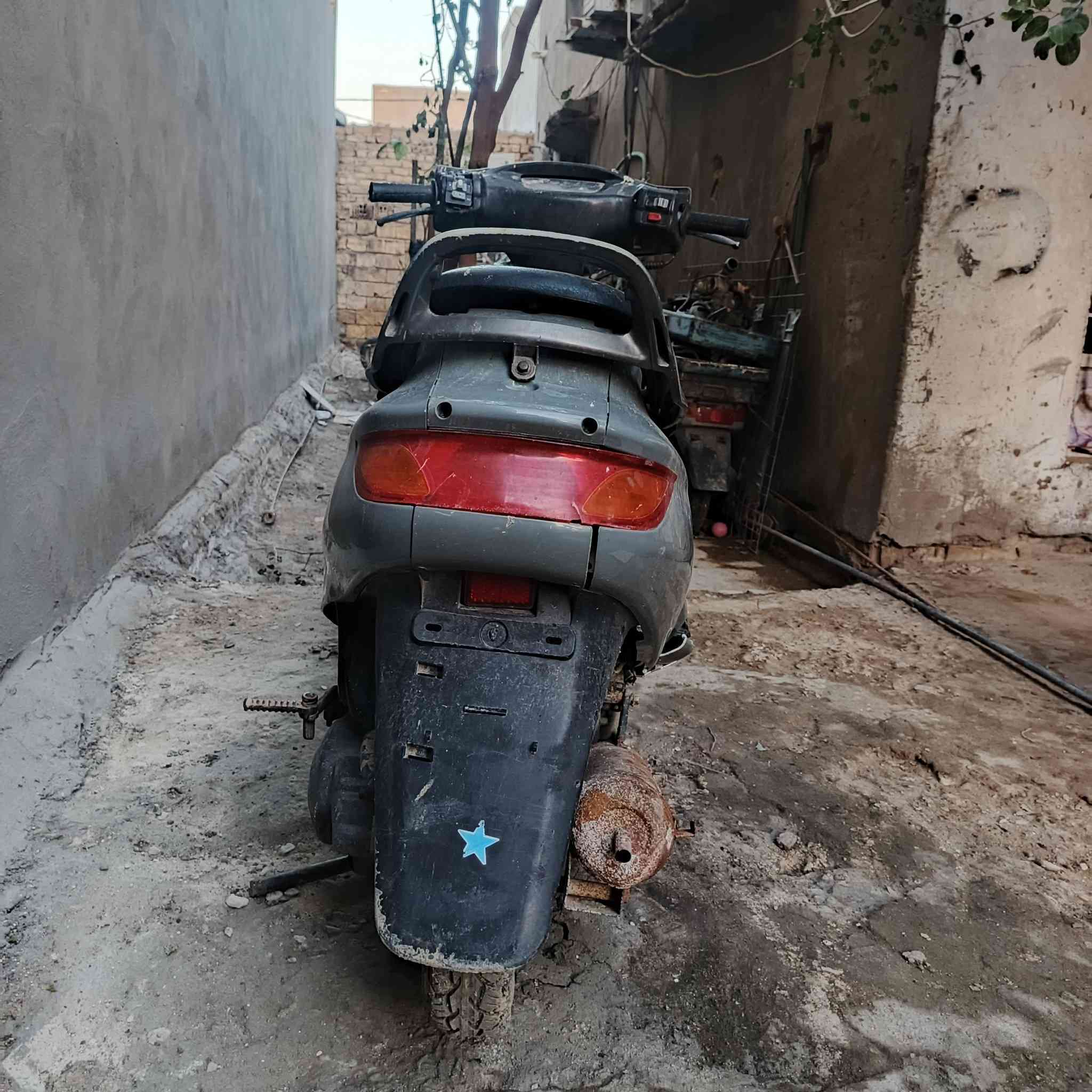 دراجه فراشه نضيفه كفرات جديده ضفيره كابريته زوج تواير باتري سلف كله جديد تجفيت جديد الدراجه نضيفه بس مهموله ومتروكه لان وكفتت وعفتها ما عرف شبيها الدراجه كفراتها كامله هنه والسوادات مكانها بحي الوحده
سعــر 150 الف 
***********
