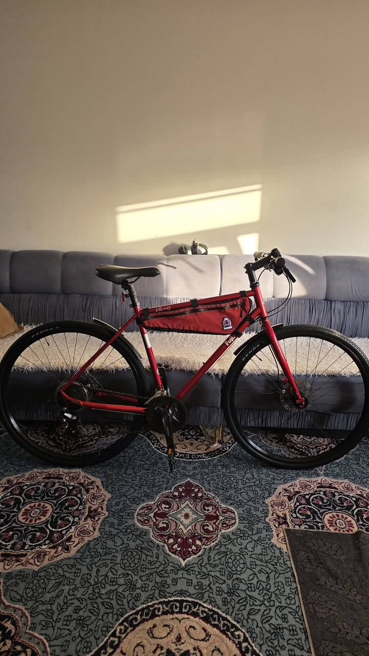السلام عليكم دراجة للبيع
Fuji klumsy 
الاصدار المحدود بالتعاون مع شركة اساهي اليابانية
الدراجة موديل 2022 حجم 28
قطعة وحدة بلادية 
اللون احمر ميتاليك
قياس الفريم 52 
اطارات كندا 700×35 جدد
سستم Shimano بالكامل 16 سرعة 
عكرب شيمانو التوس 8 سرعات خلفي ونقال تورني سرعتين امامي
بريكات دسك ميكانيكي تكترو Tektro
كشن الدراجة الاصلي
حقيبة الدراجة البلادية فوجي مضمنة
واقيات اصلية بلادية
 
العنوان بغداد مجمع بسماية 
للاستفسار خاص او على الرقم
*********** واتساب
