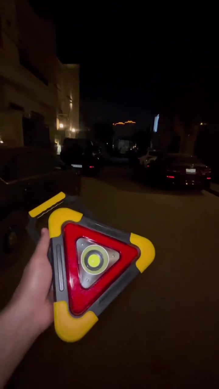 🔰 كشاف تحذيري للسيارات في حالات الطوارئ والتوقف المفاجئ على الطريق🔺 السعر مع التوصيل 17الف للطل :ارسل اسمك و عنوانك ورقمك الى صفحتنا واهلا وسهلا بك ♥️
الاستخدامات🔥 :
إضاءة موقع العمل أثناء الصيانة، التصليح، أو الأعمال الميدانية
مناسب للرحلات، التخييم، الصيد، والتخييم الليلي
إضاءة احتياطية للمنزل في حالات انقطاع الكهرباء
يمكن استخدامه كمصدر طاقة طارئ لشحن الهواتف عبر USB
المميزات
إضاءة COB قوية بسطوع يصل إلى 500 لومن توفّر إنارة واسعة وواضحة
تصميم مثلث تحذيري لزيادة الرؤية والتنبيه على الطرق
إضاءة تحذير حمراء LED مع أوضاع وميض متعددة لسلامة أعلى
وضعيات إضاءة متعددة
إضاءة عمل بيضاء
إضاءة تحذير حمراء ثابتة
إضاءة تحذير حمراء وامضة
لوح طاقة شمسية مدمج في الخلف لإعادة الشحن بالطاقة الشمسية
شحن عبر USB (Input)
شحن الكشاف
بطارية مدمجة داخلية (2200mAh حسب دليل الاستخدام)
مدة تشغيل تقريبية 3–5 ساعات حسب وضع الإضاءة
زر تحكم خلفي لتغيير الأوضاع بسهولة
مقبض قابل للطي للحمل أو التعليق
هيكل بلاستيك هندسي قوي مقاوم للصدمات ومناسب للاستخدام الخارجي
يعمل بدون كهرباء مباشرة، مثالي للطوارئ
الملاحظات
يُنصح بشحن الكشاف بالكامل قبل أول استخدام
وقت التشغيل يعتمد على شدة الإضاءة المختارة
لا يُغمر بالماء بشكل مباشر
اللوح الشمسي مخصص للشحن المساند وليس بديلاً كاملًا عن الشحن الكهربائي
🔰 كشاف تحذيري للسيارات في حالات الطوارئ والتوقف المفاجئ على الطريق🔺 السعر مع التوصيل 17الف للطل :ارسل اسمك و عنوانك ورقمك الى صفحتنا واهلا وسهلا بك ♥️


**إذا كنت صاحب هذا الإعلان وتريد حذفه لأي سبب، رجاءا أرسل رسالة إلى الدعم الفني**