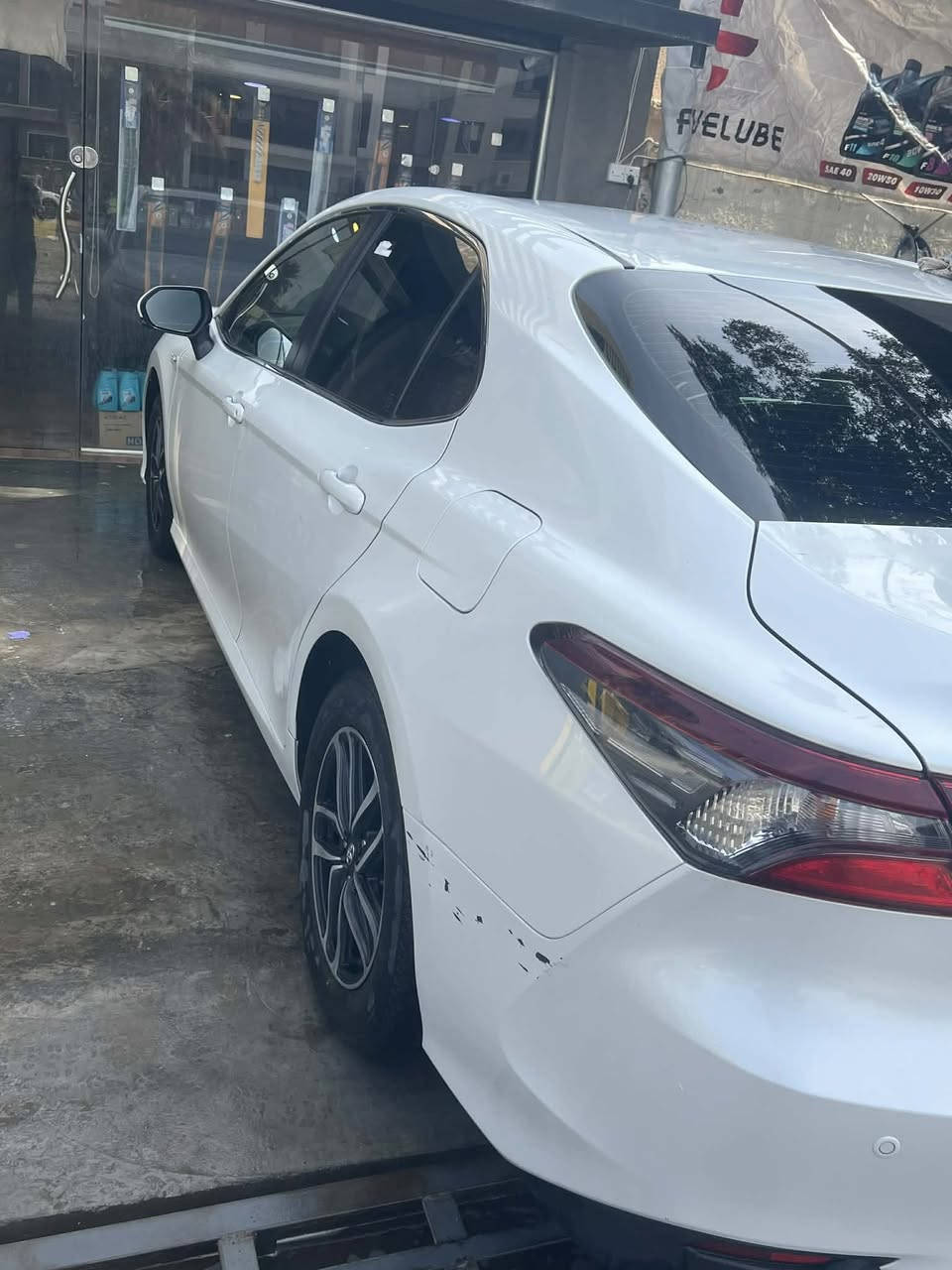 السلام عليكم كامري موديل24 هايبرد
ماشيه 30 كفاله عامه عدا شخوط

مطلوبه لمصرف تسديد وكفيل عليا مطلوبه 4 سنوات 

سياره ب اسمي بس حجز مصرف

شرط تحويل بعد سداد لمبلغ 

سعر 20 $ رقم***********
